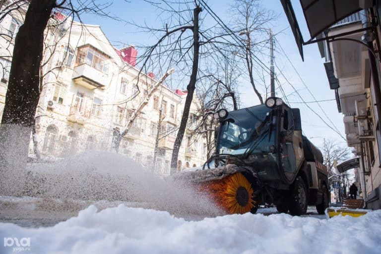 С помощью какой техники убирают снег в городе