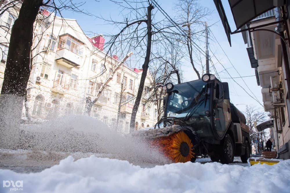 С помощью какой техники убирают снег в городе
